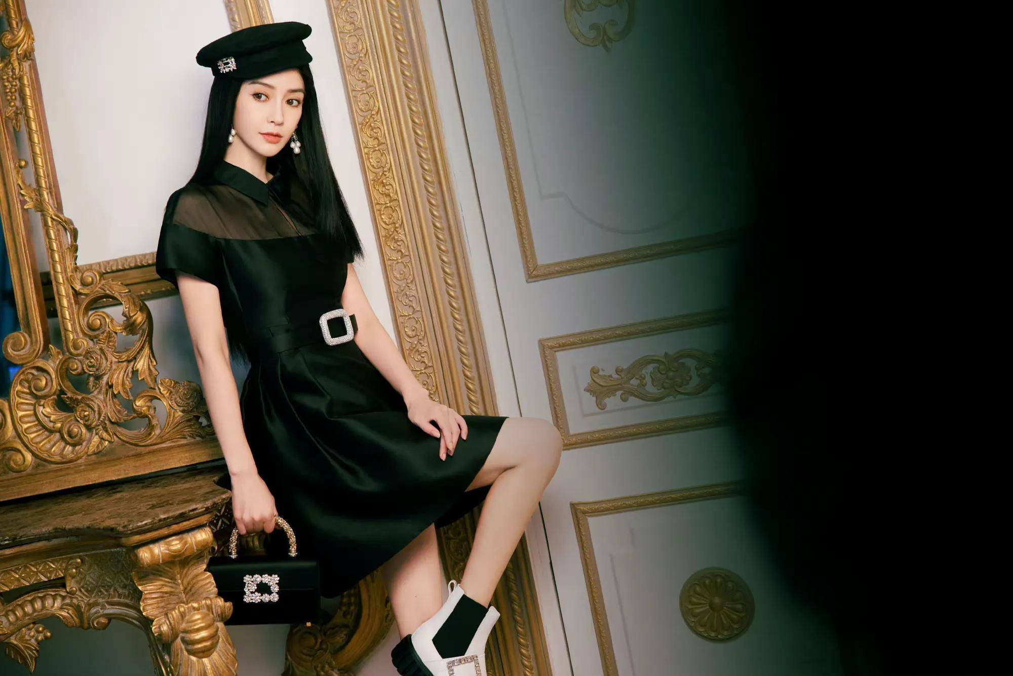 angelababy春意盎然开年大片 穿吊带裙秀美腿细腰 美艳动人 优雅高贵