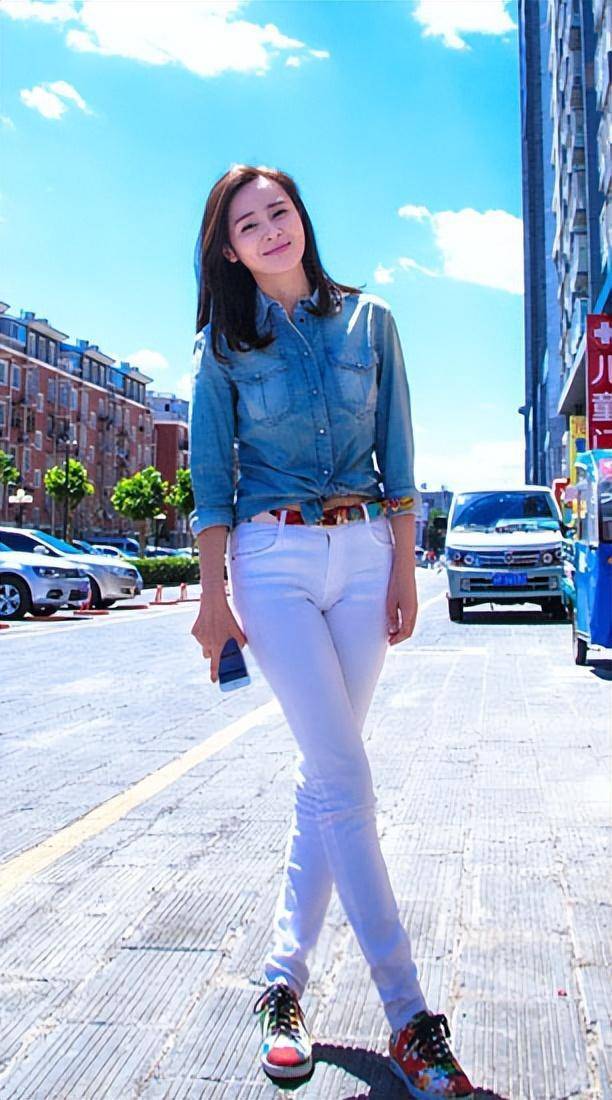 于明加现身海南,穿短裤秀白皙美腿,14岁女儿近一米八_气质_身材_效果