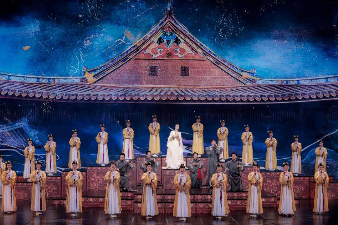 美术鉴赏丨揭秘2023年央视春晚背后的美术设计!_色彩_视觉_传统