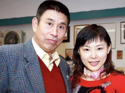 程志如今已经75岁,但在歌唱事业上他依旧坚持演出,感情上和二婚妻子也