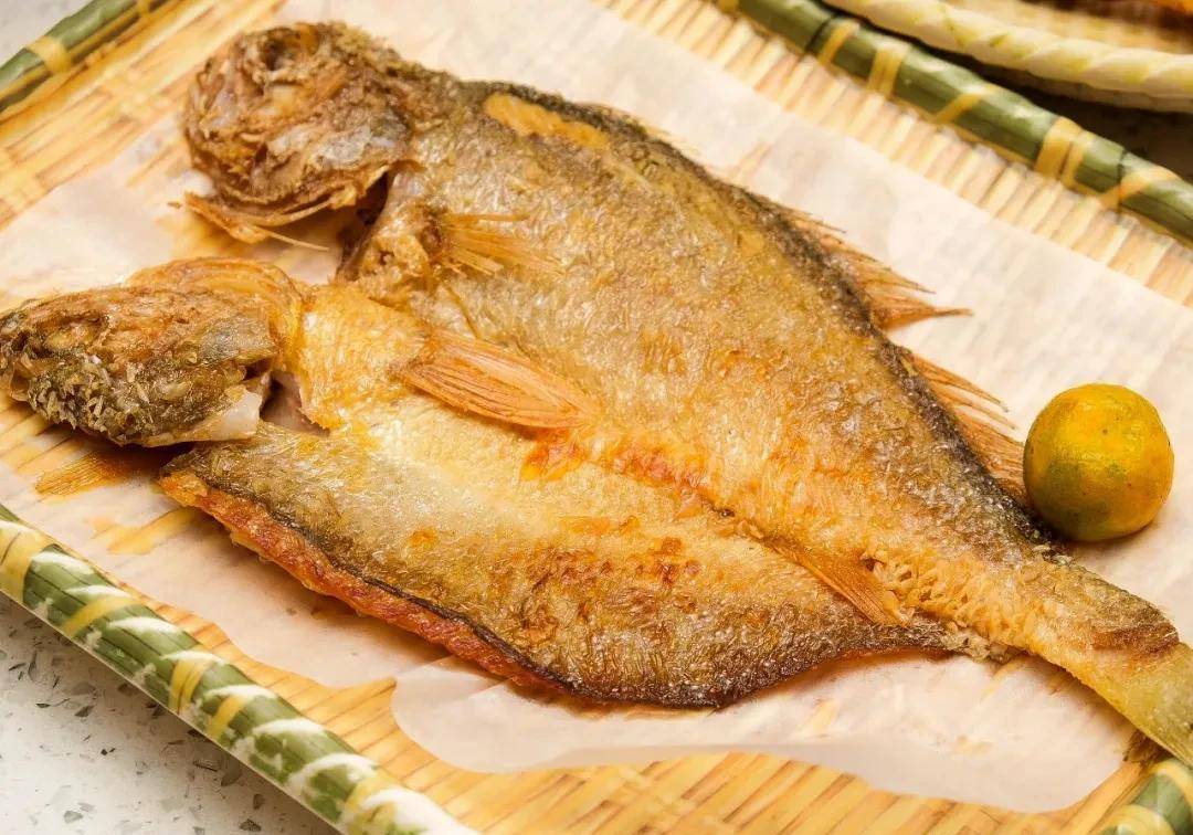 香煎黄花鱼其实很考验师傅的手艺,一整条黄花鱼要先剃掉鱼骨,然后煎至