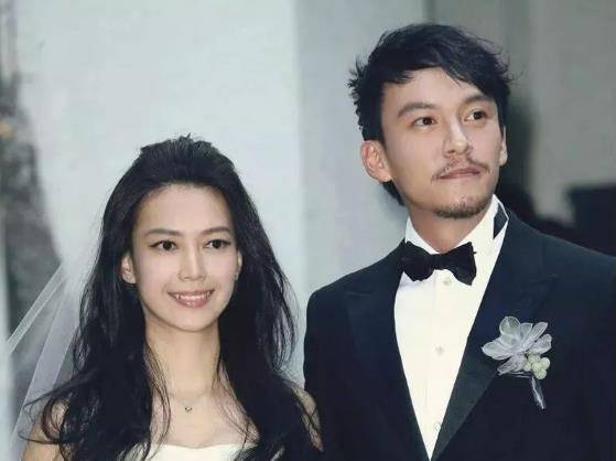 胡歌与助理生女,细看那些和助理结缘的男明星们,日久生情赢了!