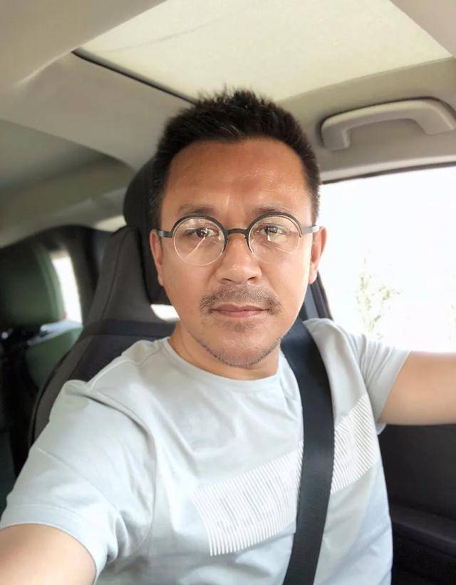 王学兵再次复出获演员奖,近照变胡子拉碴沧桑似姜文_冯钰棋_人生_父母