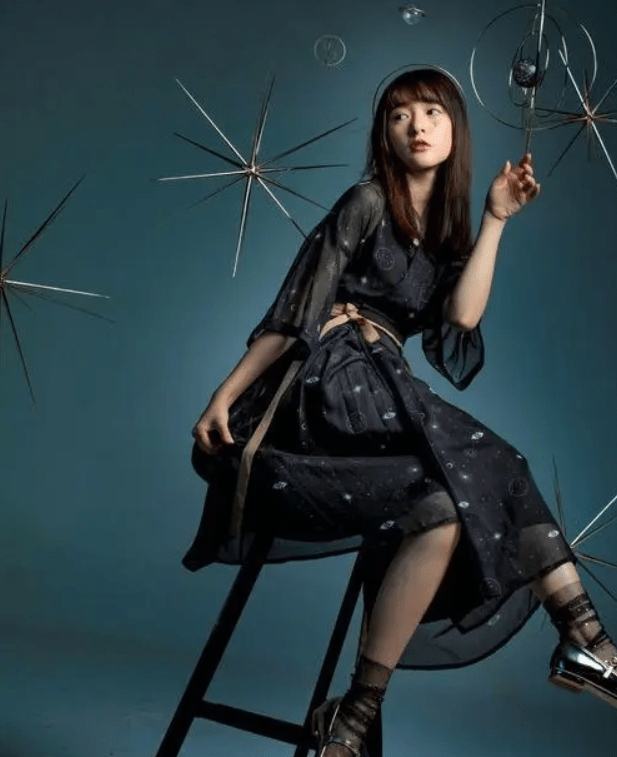 黑色丝袜搭配星空连衣裙,徐娇大秀熟女魅力,网友:女人味十足!