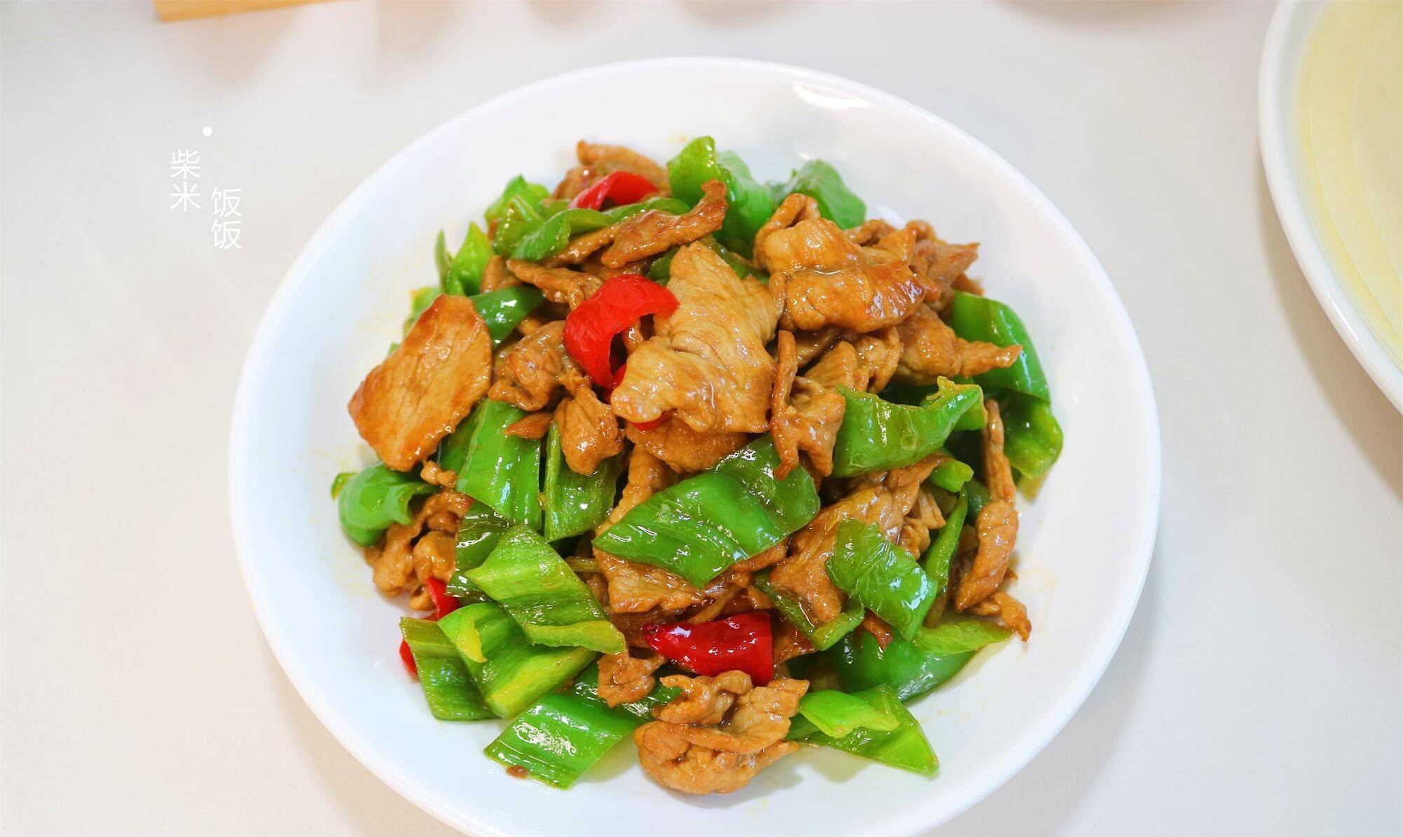 青椒炒肉就是这样的一道菜,在我家也是比较受欢迎的,配米饭,面食都下