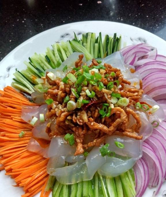 绵软滑爽,口感劲道,质感细腻而著称,是东北大拌菜的主要原材料之一