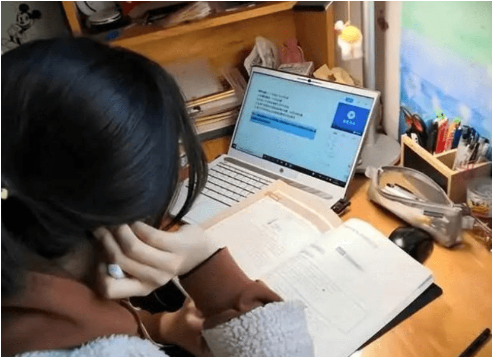 女生穿着清凉上网课,却因老师"操作失误"走光,网友:不怪老师_小月