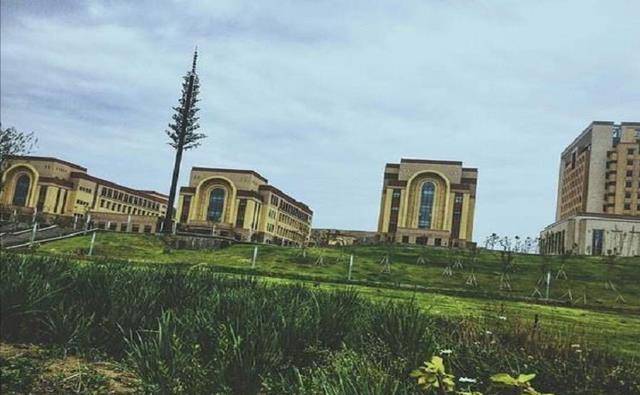 新疆师范大学美术学院位于新疆乌鲁木齐市中心的昆仑校区,拥有一级