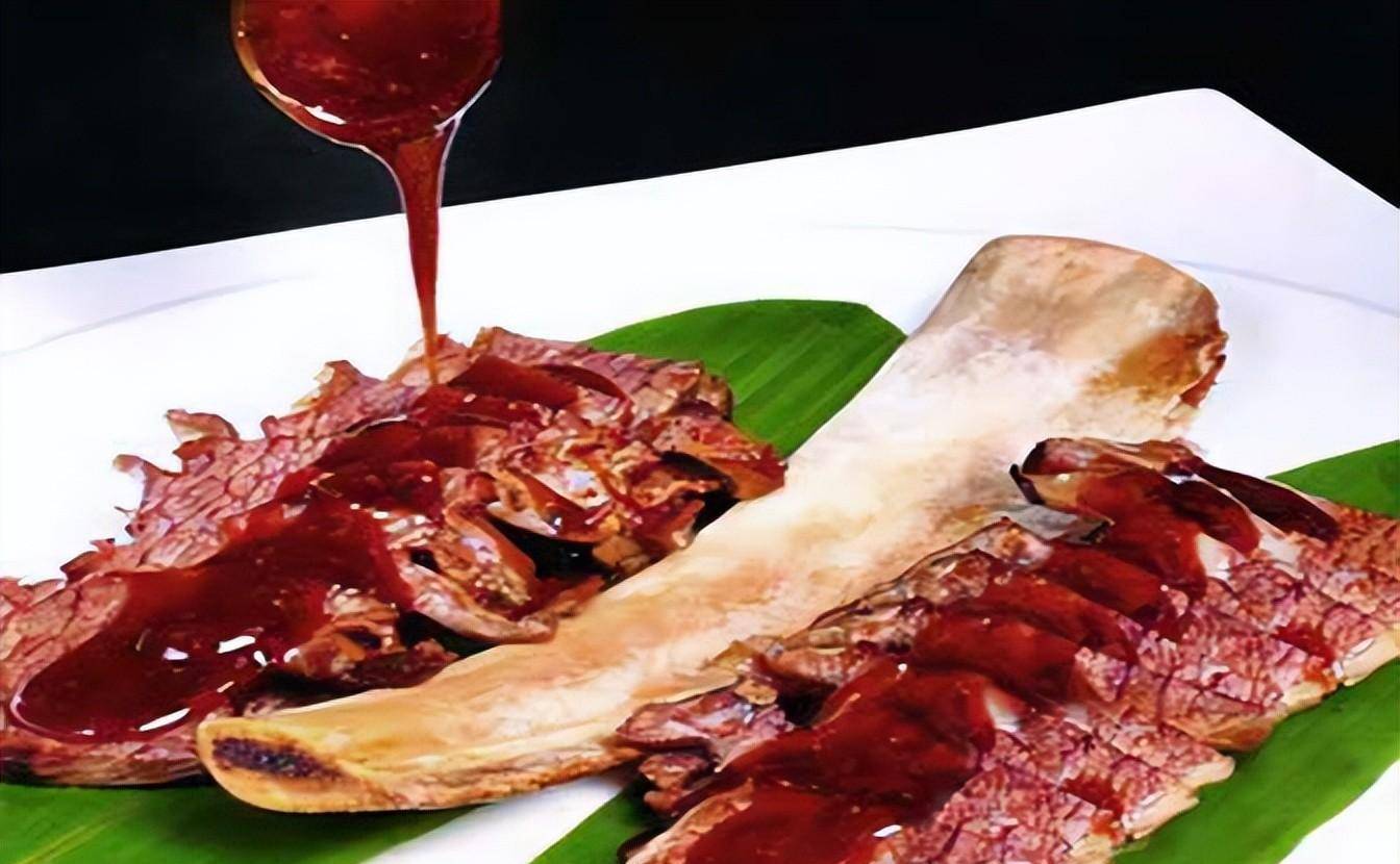 金兰酱焗牛肋排批量预制:1,牛肋排20斤洗净,改刀成重约1斤的长条,冲净