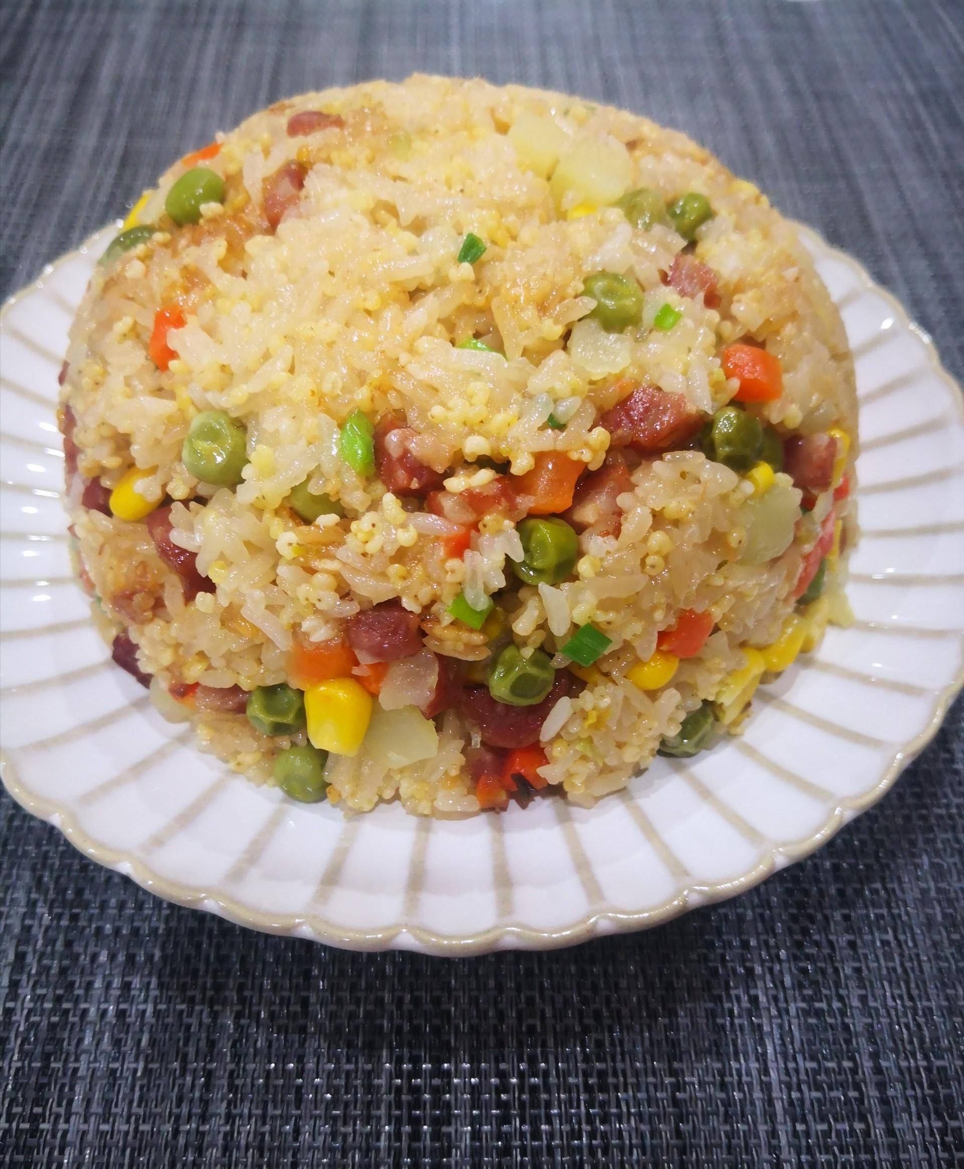 营养早餐第210期,五彩拌饭,肉菜饭都有,挑食的小朋友都爱吃_腊肠_食材