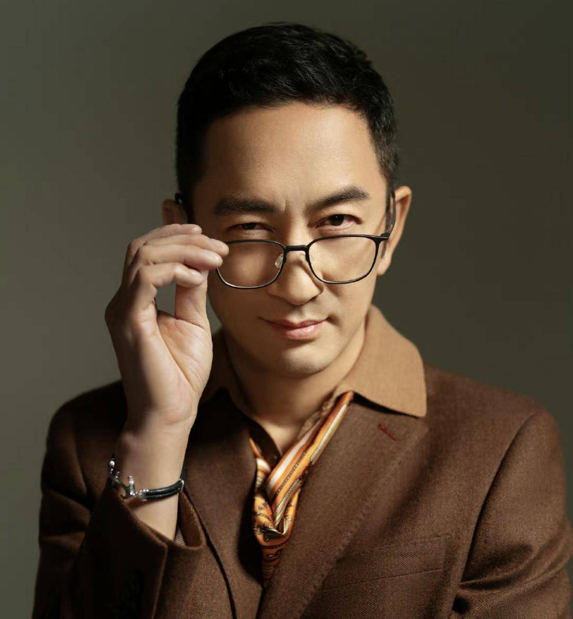 前tvb男星曾欠妈妈十几万,爆tvb男主角工资_吴启华_上岸_马国明