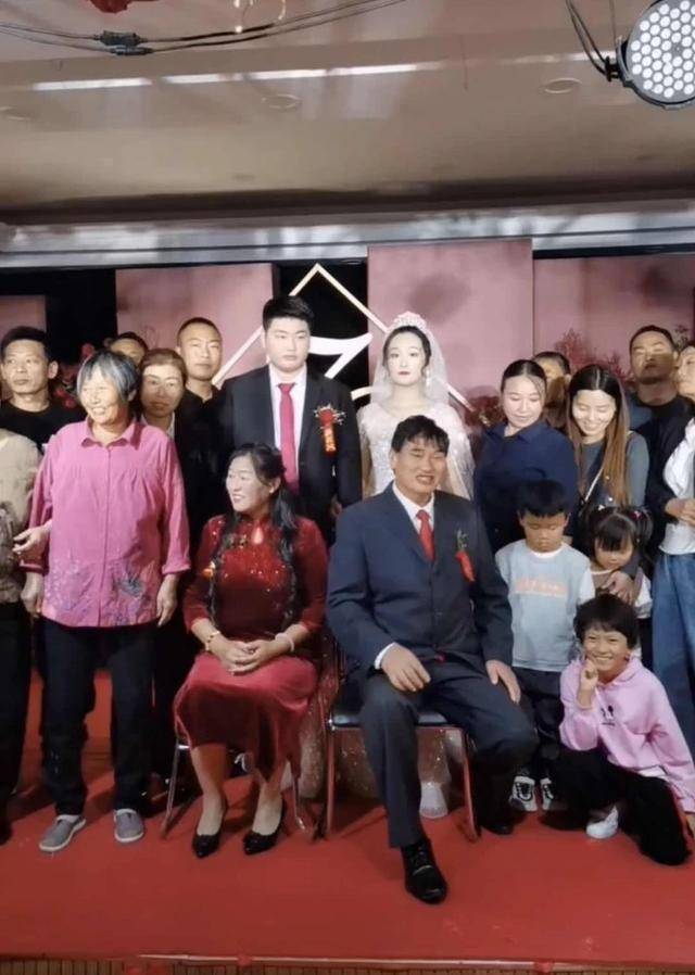 大衣哥全家福!
