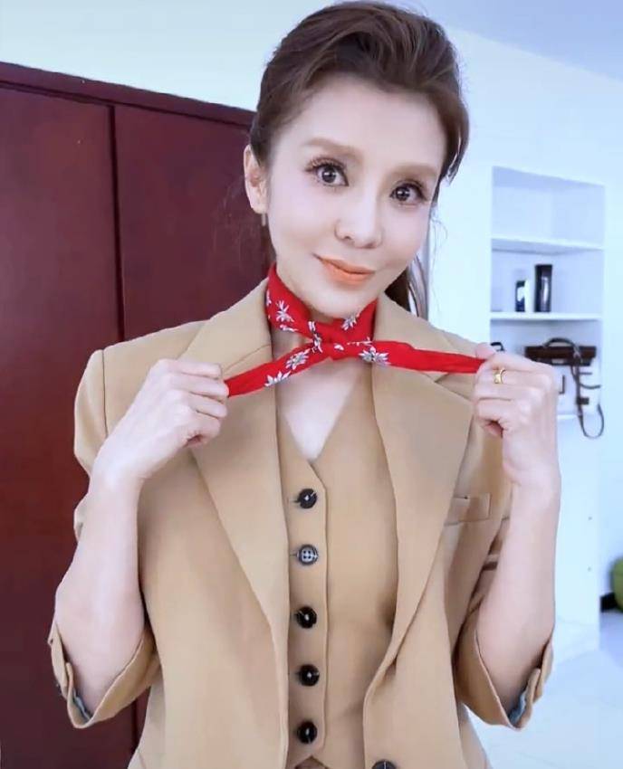 朱迅晒工作照引热议,歪嘴脸僵差点认不出,满脸病态究竟为何?