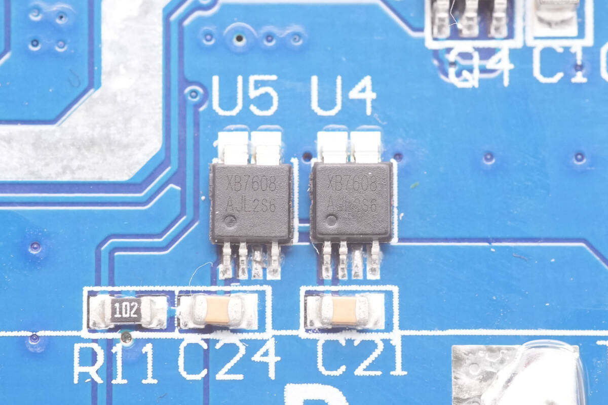 电池保护采用两颗赛芯微xb7608一体化电池保护芯片并联,提供电池过压