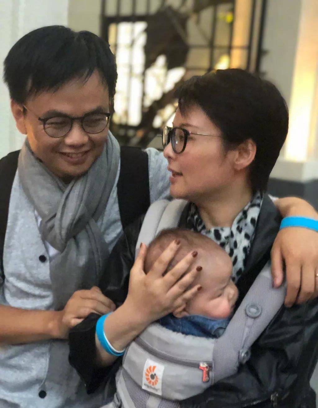 袁立婚姻坎坷,三婚嫁给小11岁诗人老公,婚后生活幸福_合作_电影_赵岭