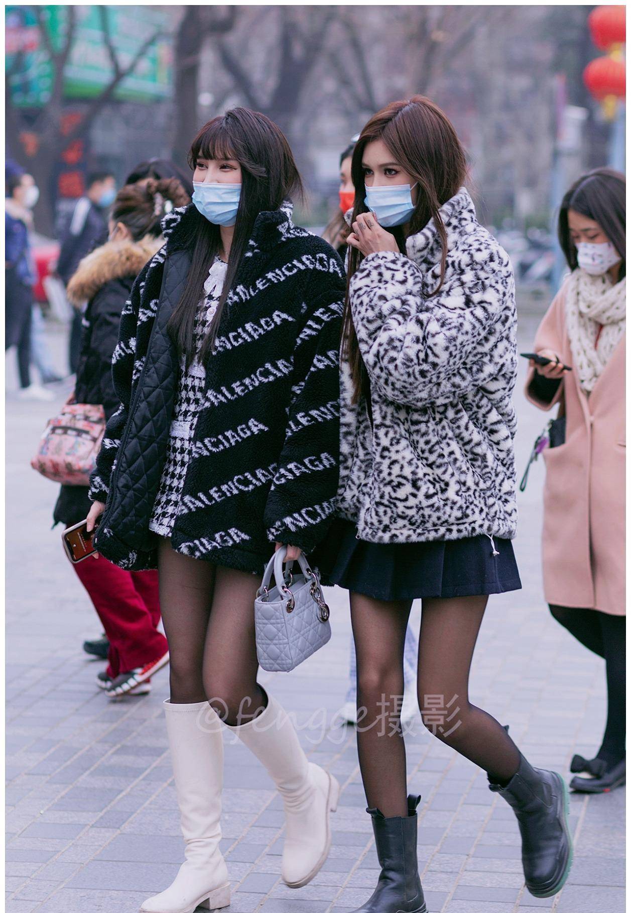街拍:两个美女好闺蜜同穿小裙子皮靴黑丝袜,谁更时尚谁更美?