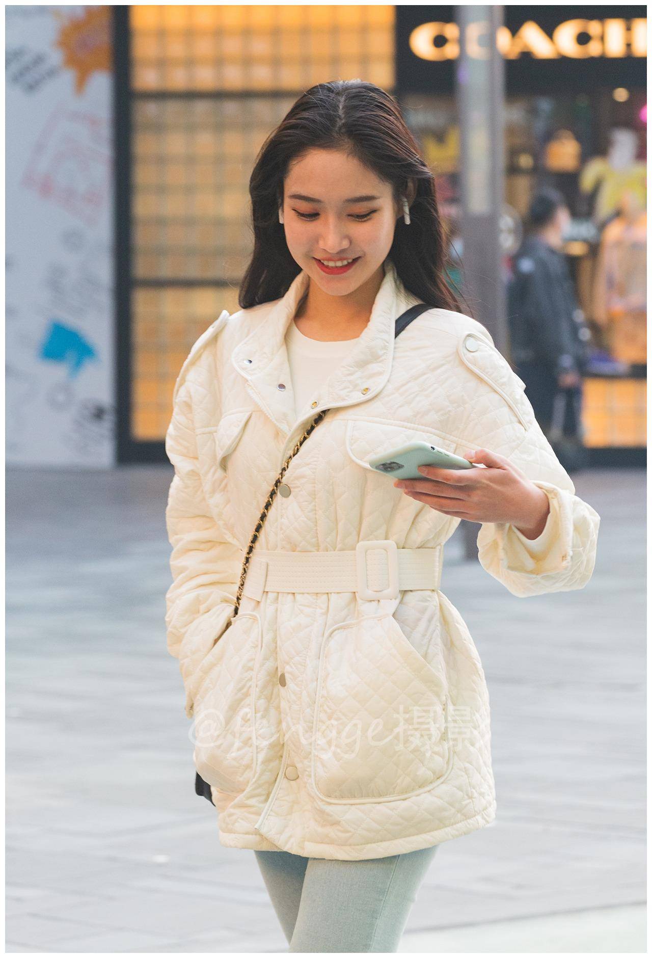 这天下午,爱跳舞的网红小姐姐潘小彤来了,身着白衣