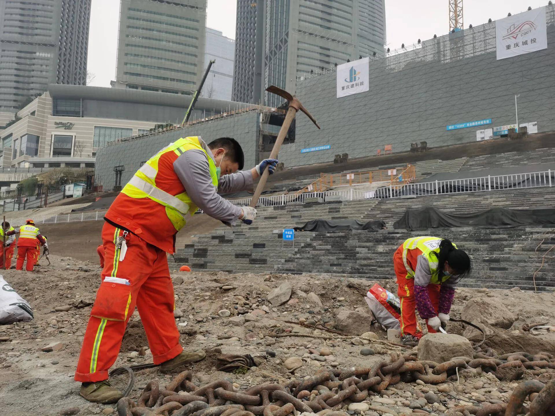 渝中区城市管理局朝天门综合所整治清理滩涂护坡垃圾10余吨