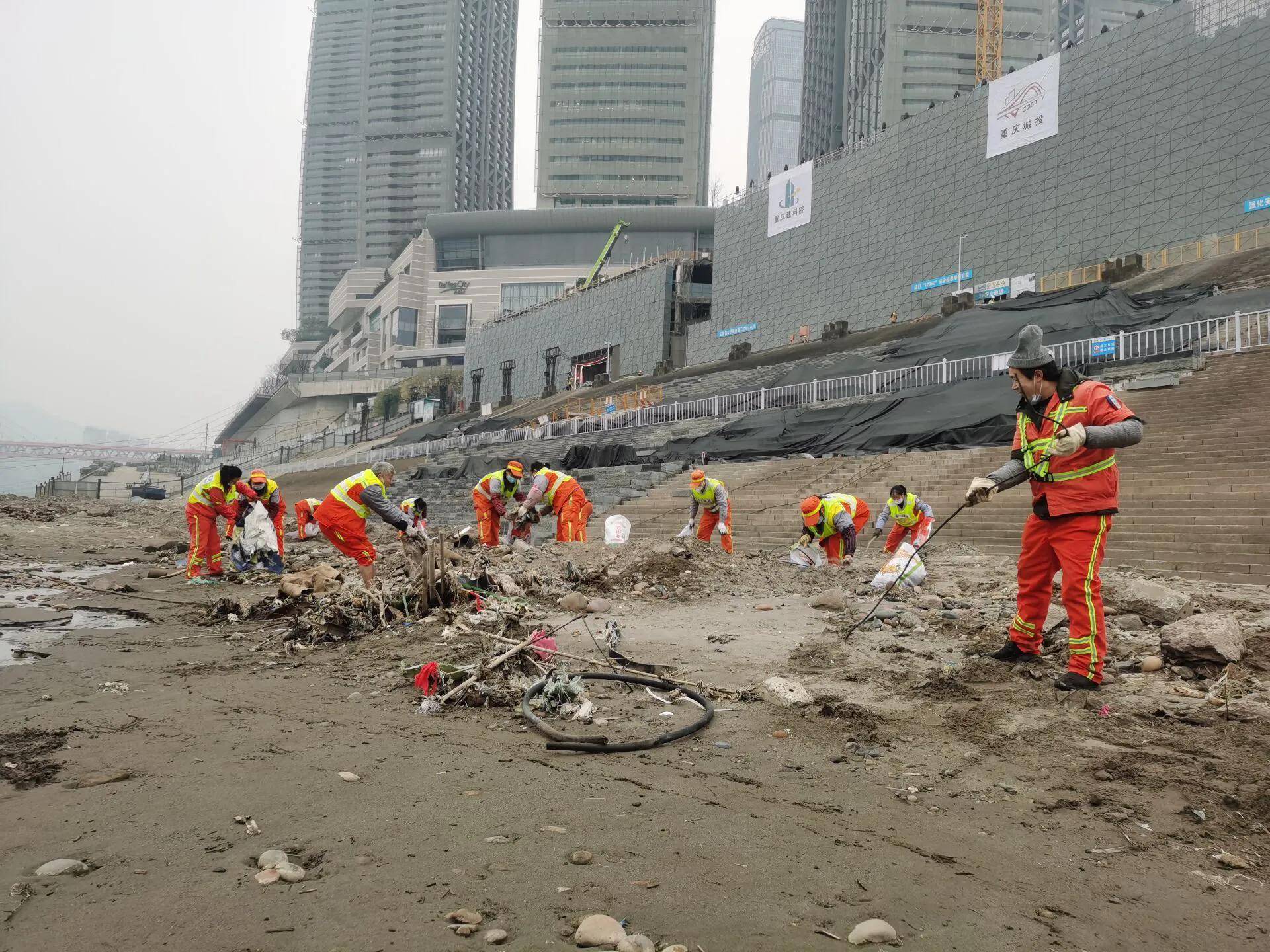 渝中区城市管理局朝天门综合所整治清理滩涂护坡垃圾10余吨