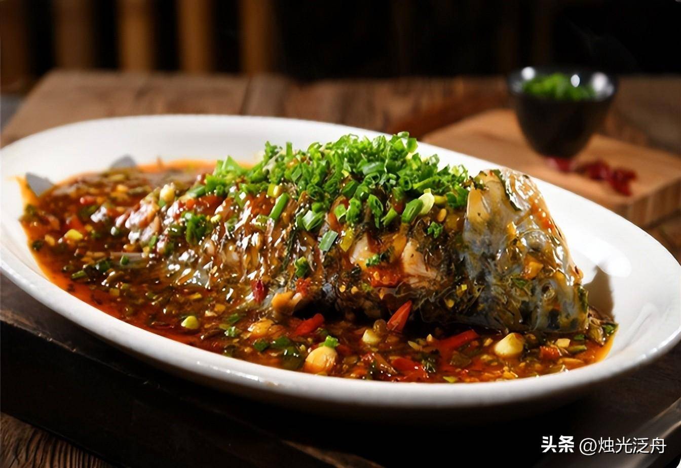 美食推荐:凤翅鹅掌,新法藿香大鲫鱼,姜辣牛蛙制作方法