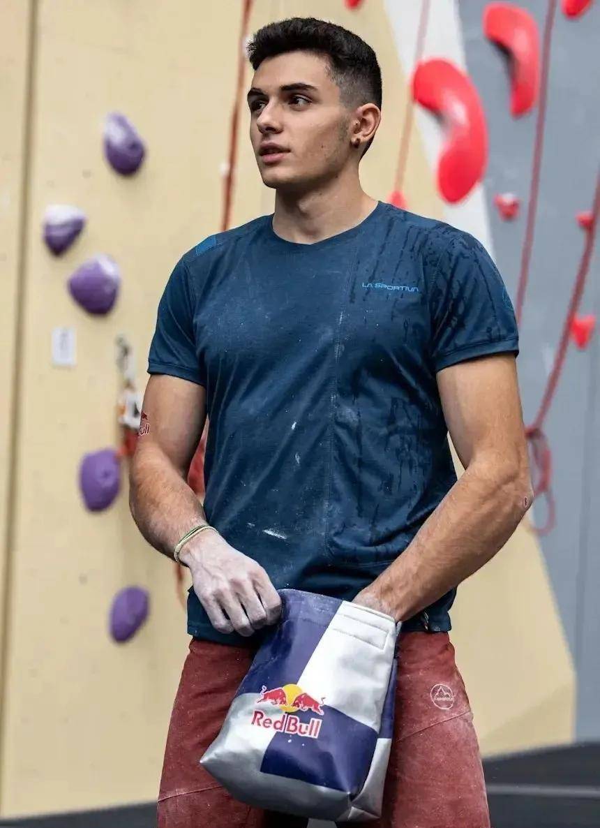 首枚奥运攀岩冠军获得者19岁的阿尔贝托因高颜值走红_运动_东京