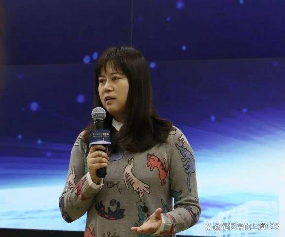 对比前两位专业主持人,新老娘舅的嘉宾主持人张玉霞律师也是待字闺中.