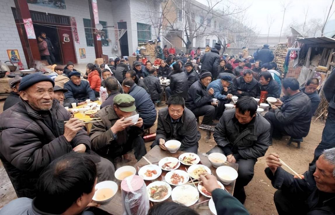 东北农村酒席"怪象",大鱼大肉堆满桌,吃席的人却只随10块钱_礼金_数额