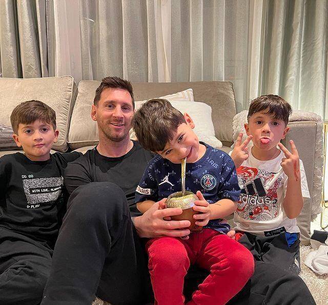 梅西三个儿子在家打架,模仿父亲在世界杯上骂人,网友:他们在误导