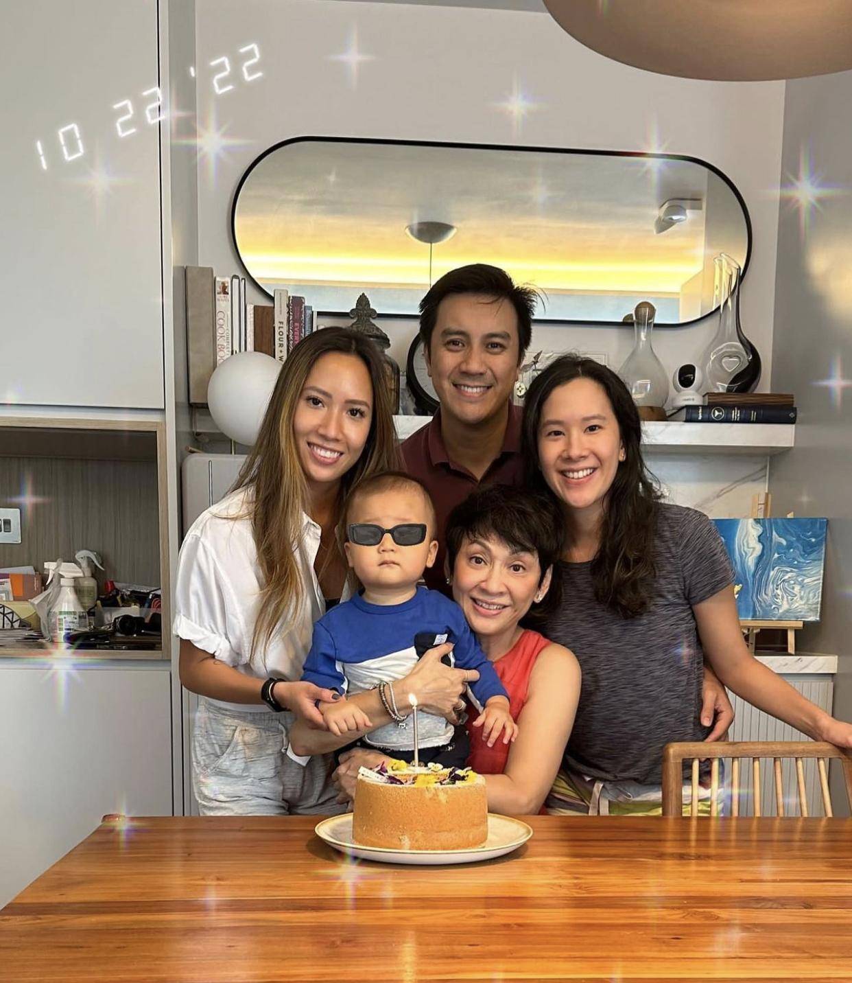 周润发63岁前妻首晒全家福!