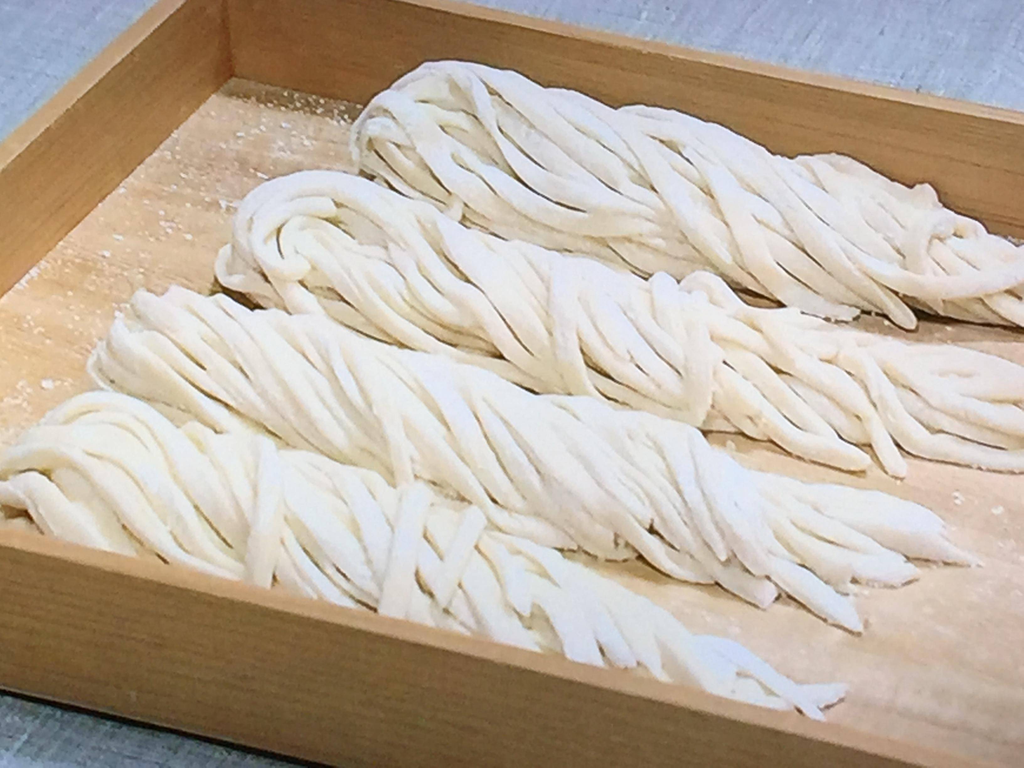 通常形状较一般面条粗,口感q弹有嚼劲,在日本食文化中是最为常见的