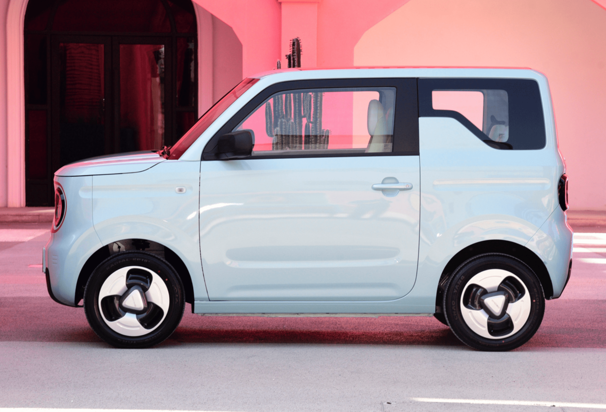 微型电动车,主打的就是城市代步,尺寸小巧可爱,同时名称还向吉利经典