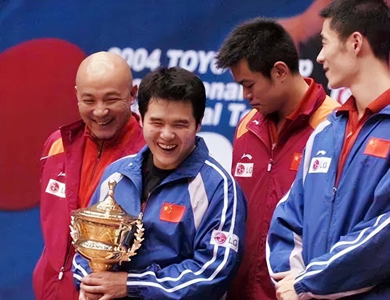 刘国政晒全家福,妻子罕见现身,42岁离开国乒只能教女儿打球_刘国梁