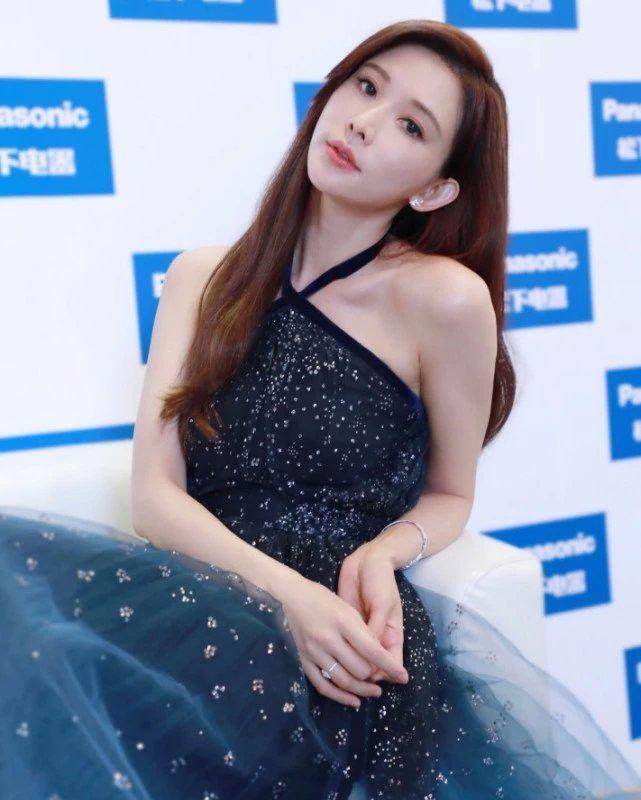 同代言"都市丽人",关晓彤和林志玲:20岁和40岁穿区别好大_衣服_品牌