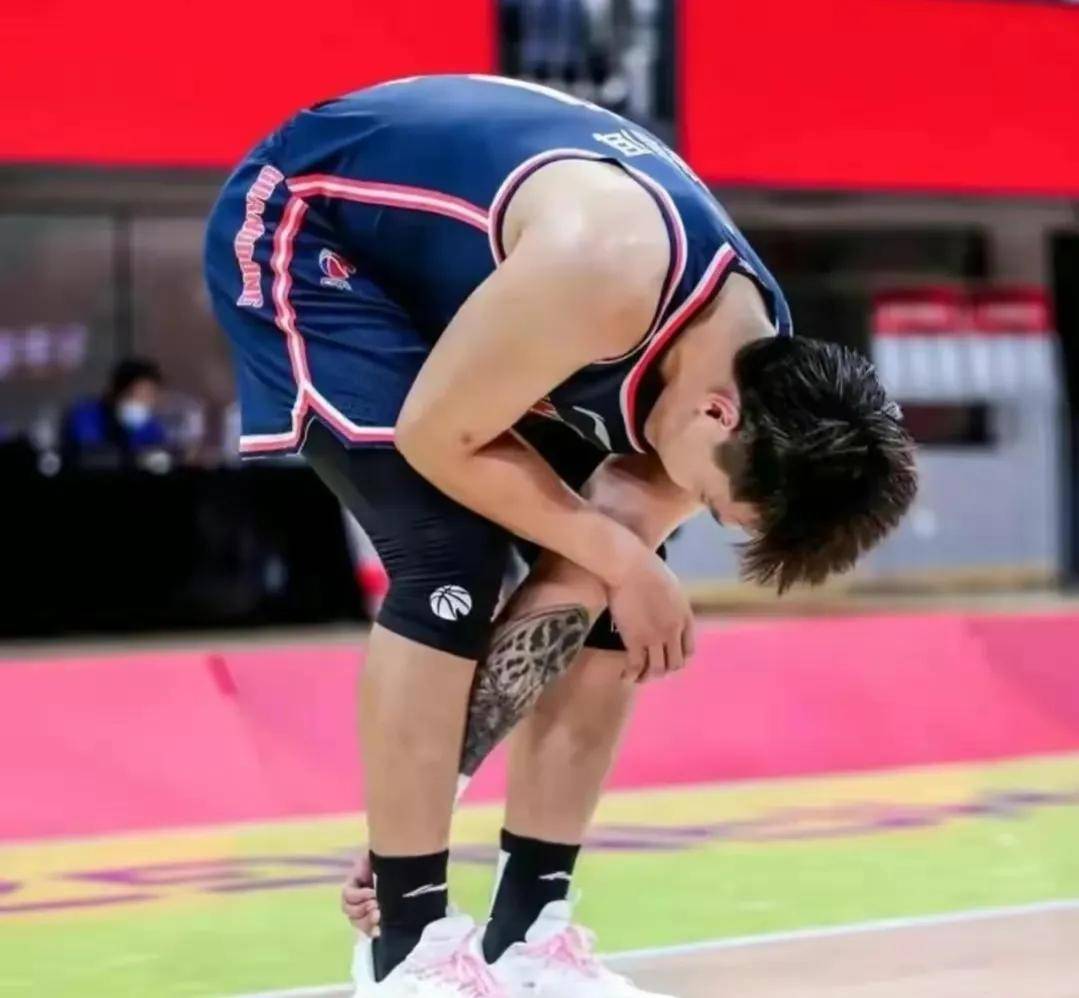 赵睿在联赛中也算是新疆男篮的苦主,而前新疆队后卫曾令旭在提到赵睿