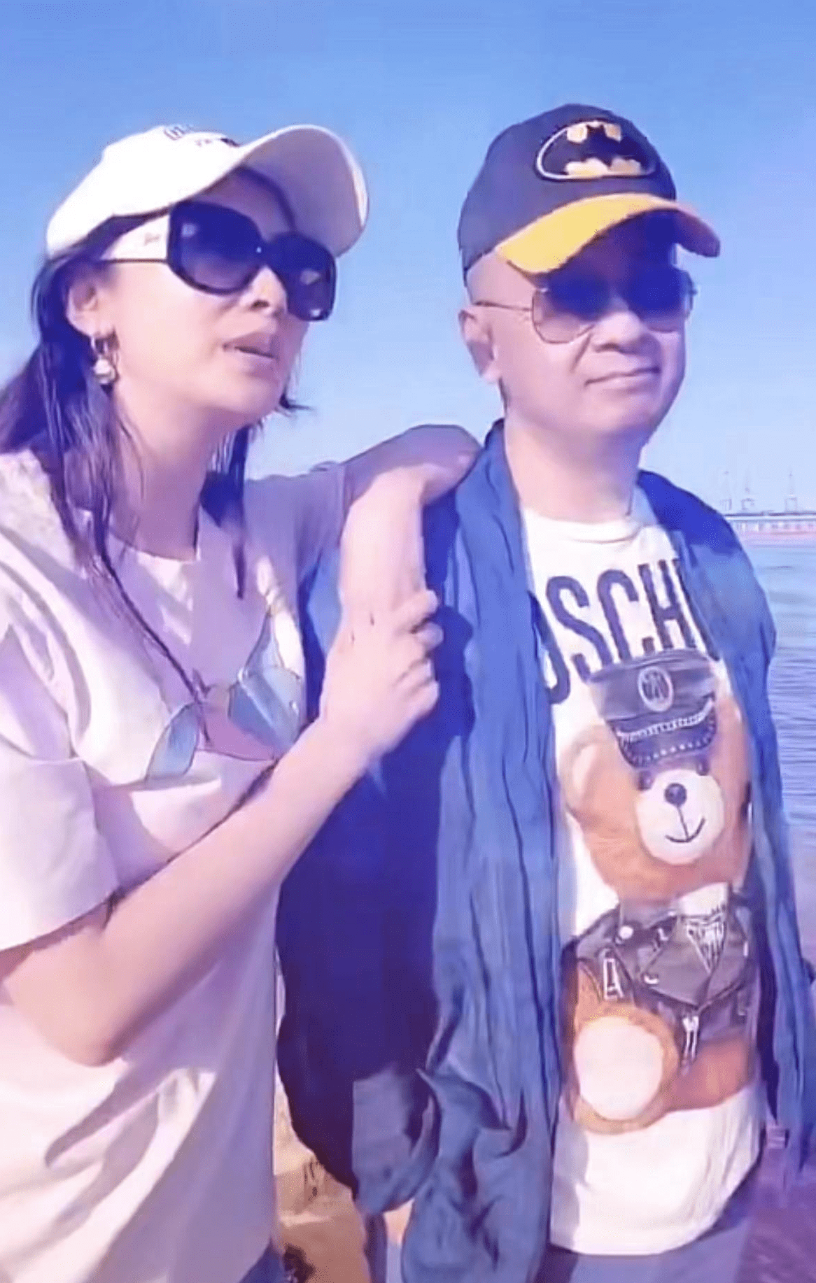 和老公黄晓波打球,穿休闲装好嫩_黄海波_剧中_事业