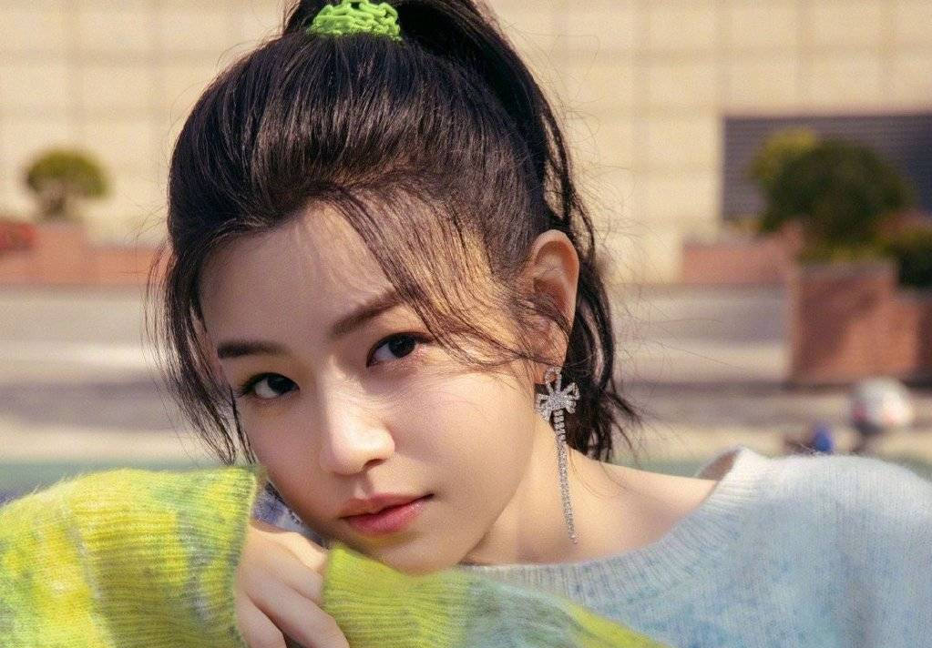 陈妍希高马尾发型青春有活力 漫步球场阳光感十足-搜狐大视野-搜狐新闻