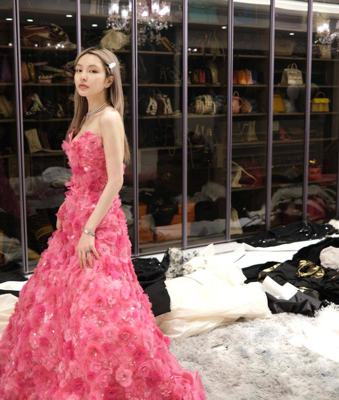 周扬青超奢华更衣室,身后"满满爱马仕墙"吸眼睛_包包_礼服_名牌