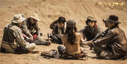 摸金校尉来到了精绝古城遗址,同样面对沙海,并且遇到了行军蚂蚁的袭击