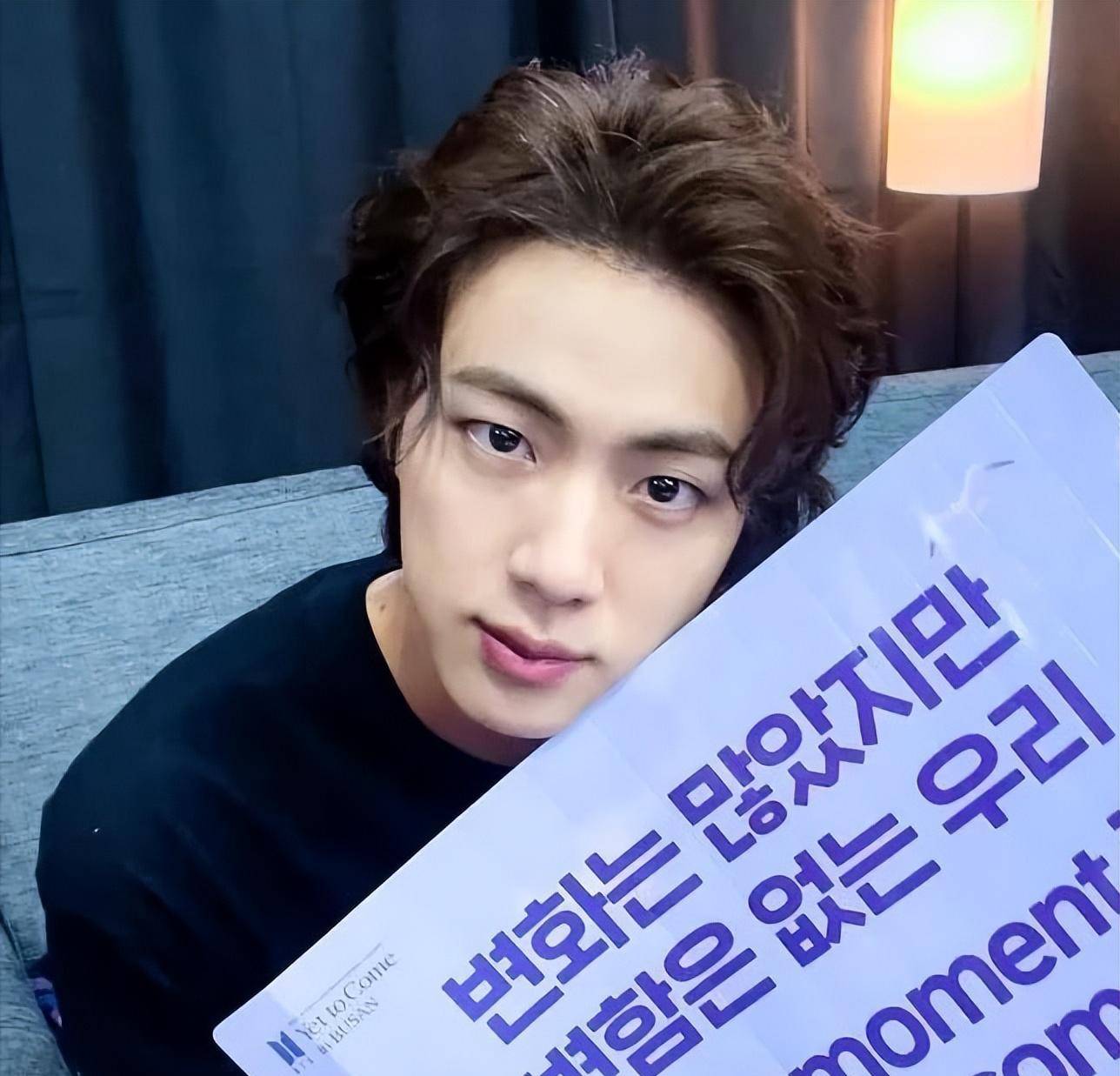 (exo)在真人秀节目《exos show time》中,suho公开了他的现代黑卡