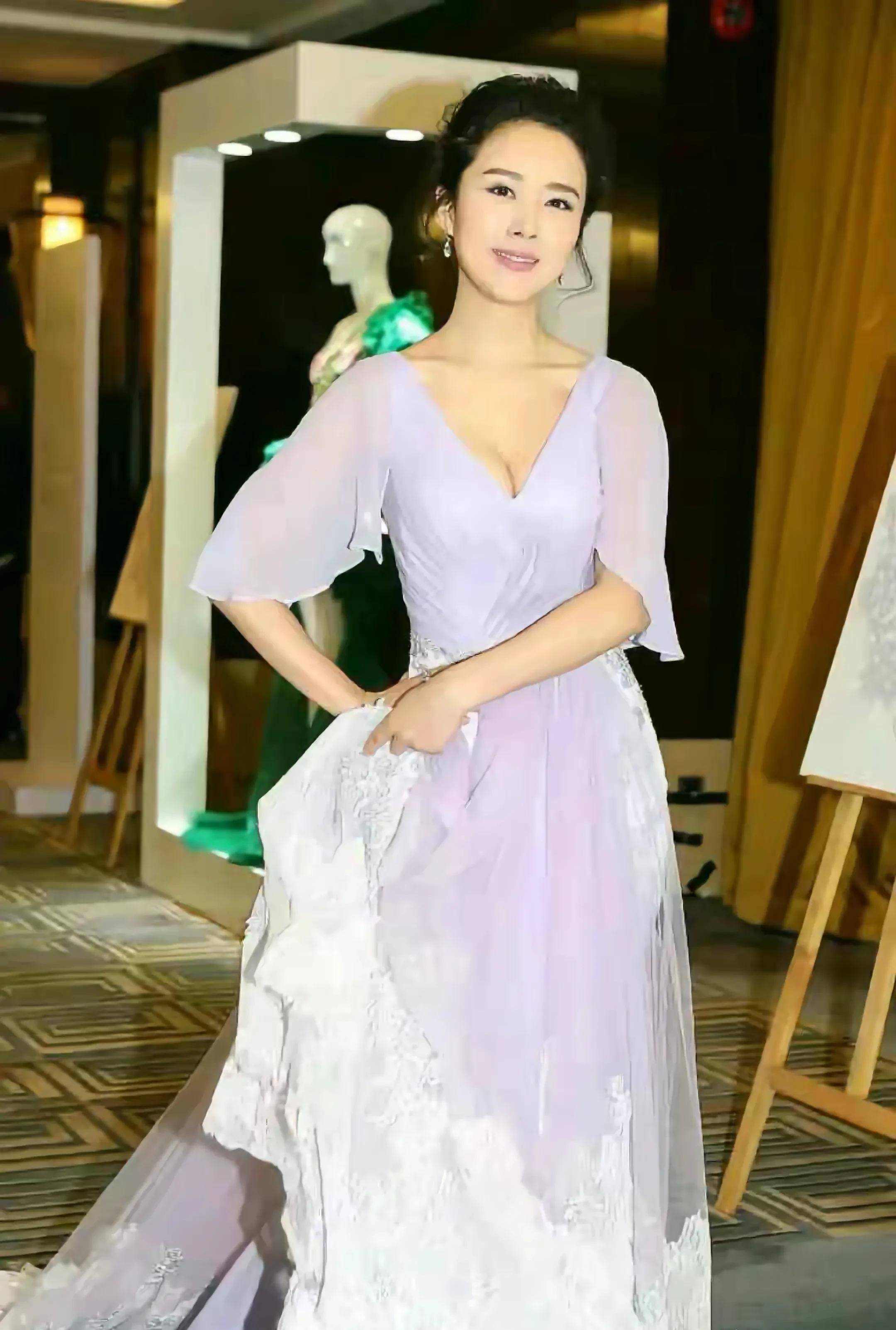 "最美嫦娥"颜丹晨,中年高级又贵气,成熟性感,韵味十足!