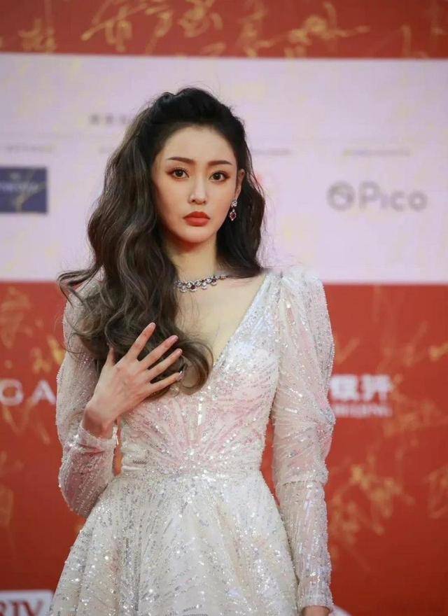 张天爱跟导演一同出席活动,作为女主的她身着大胆开胸礼服,一旁的林峰