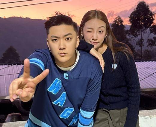 崔晋晒与李勒优亲密合照,手的位置引争议,网友:没分寸!