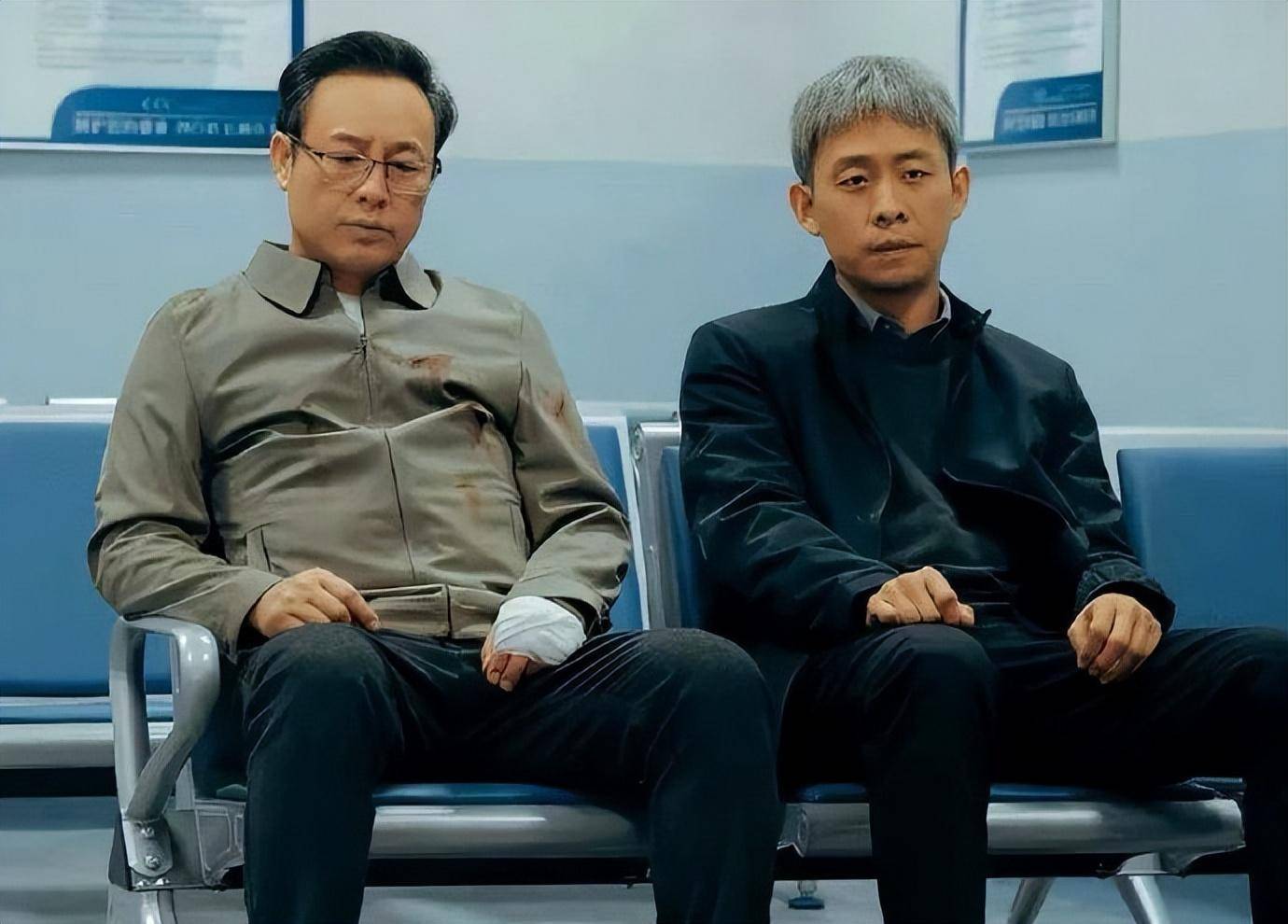 狂飙举行庆功宴,张颂文李一桐机场开心比耶,张译不参加引热议_网友_剧中_工作