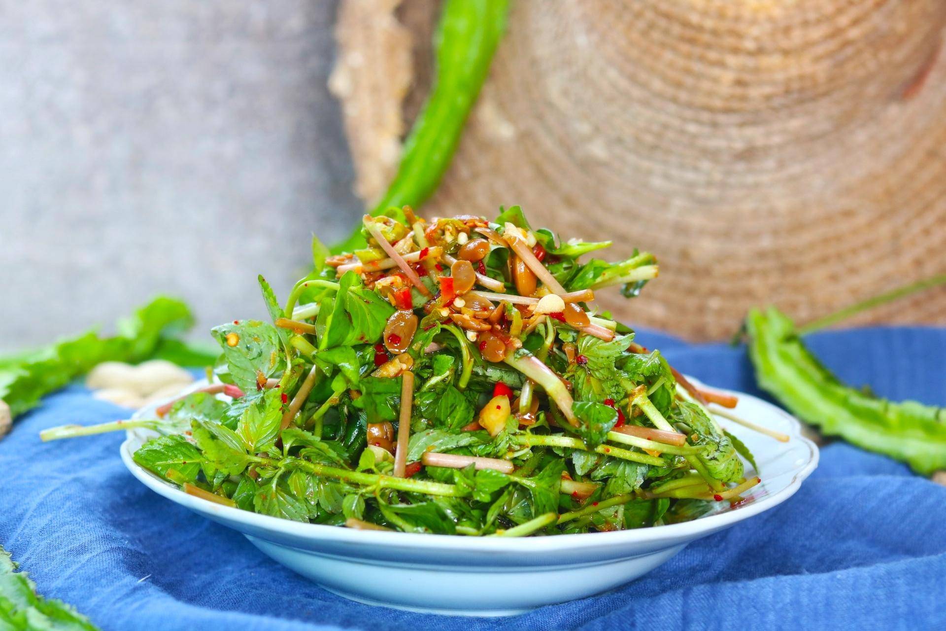 推荐食谱:【水香菜拌鱼腥草】所需食材:水香菜1大把,鱼腥草100克,水