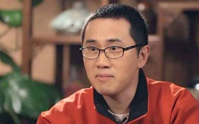 这个人就是大鹏,全名康大鹏, 原北京文艺广播《开心茶馆》节目主持人.