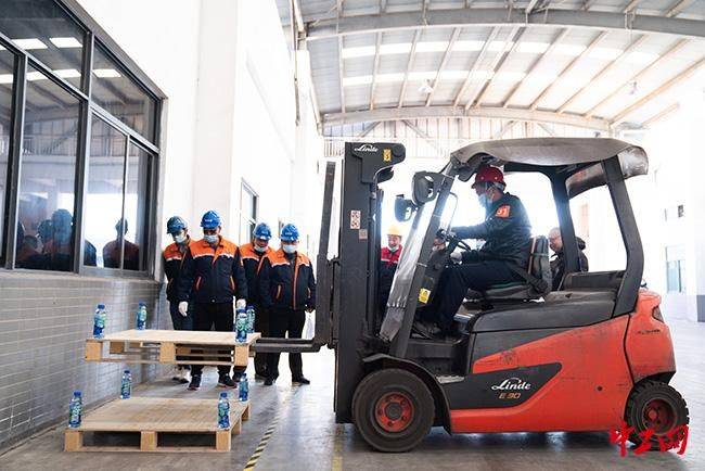 期5500-6000转正后600-7000,两班倒,半月倒一次班,持证上岗年龄18-48