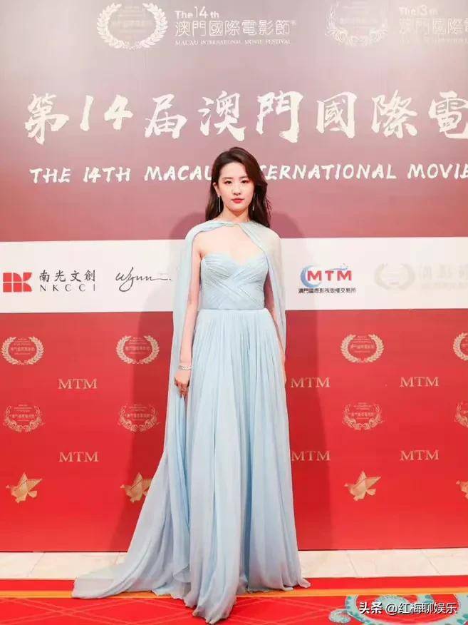 7月21日，刘亦菲澳门电影节走红毯，穿蓝色抹身材长裙亮相，太美啦