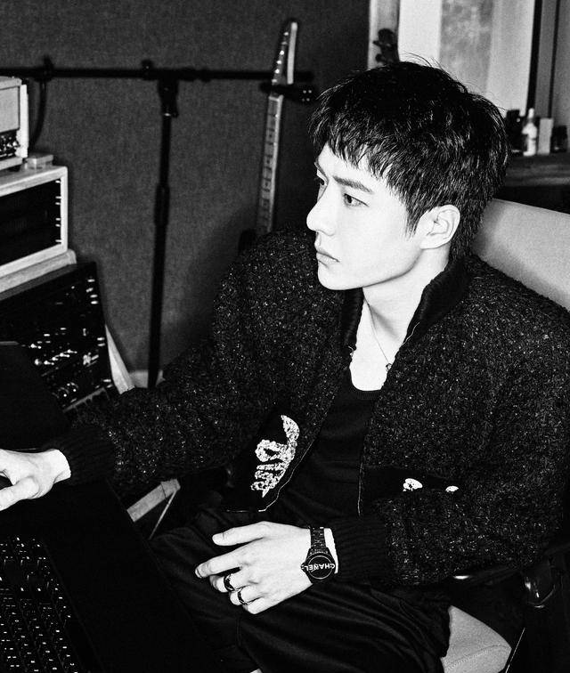 亲自出来辟谣,香家少年王一博上线营业,弹着吉他秀手表