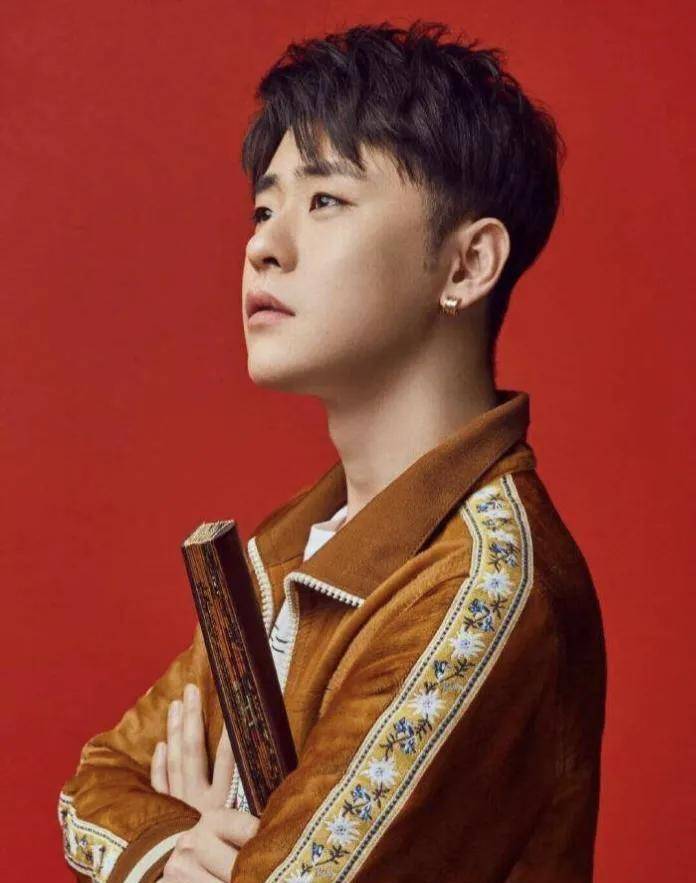 原创张云雷上线发文晒照,化身"水果店主",穿短袖出镜引热议