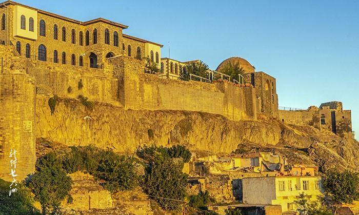 「土耳其」初访迪亚巴克尔,登世遗古堡,赏底格里斯河晨雾_哨塔_城墙